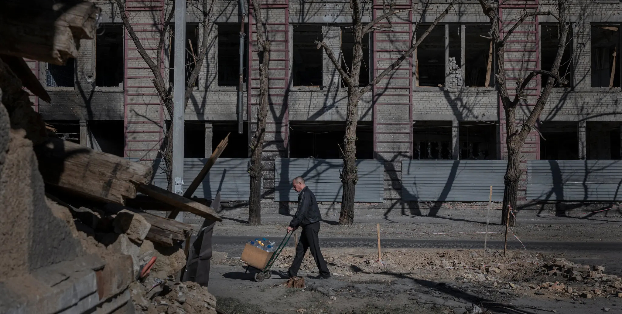 Для закривавленого українського міста Херсон річкові переправи дають невелику надію на полегшення